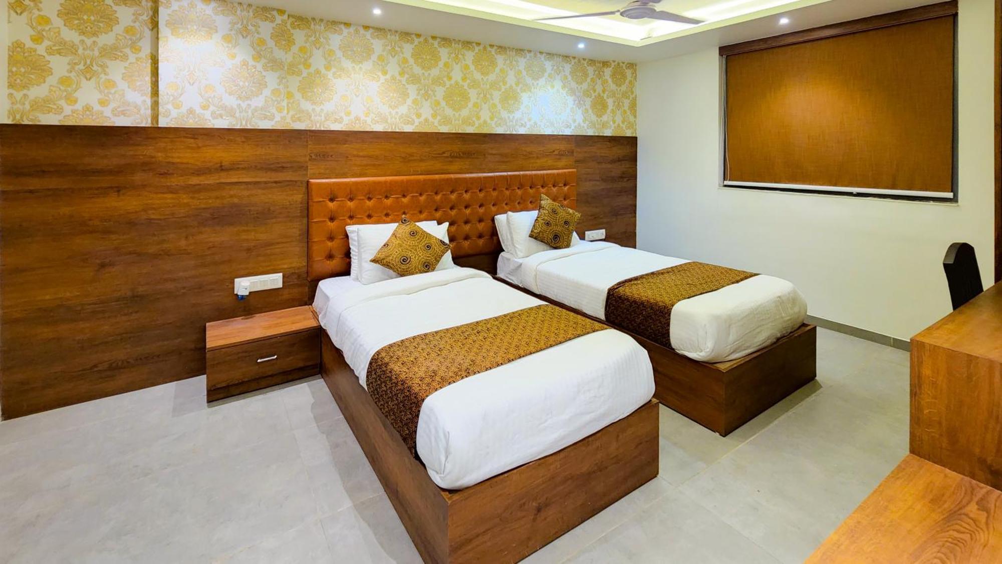 Hotel Nova Pride Раджкот Екстер'єр фото