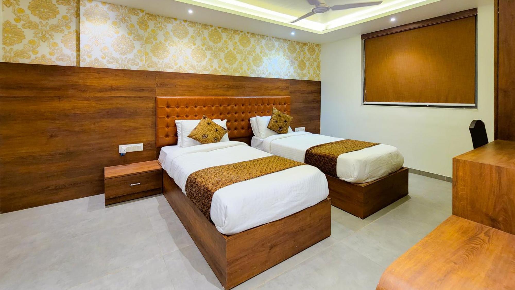 Hotel Nova Pride Раджкот Екстер'єр фото
