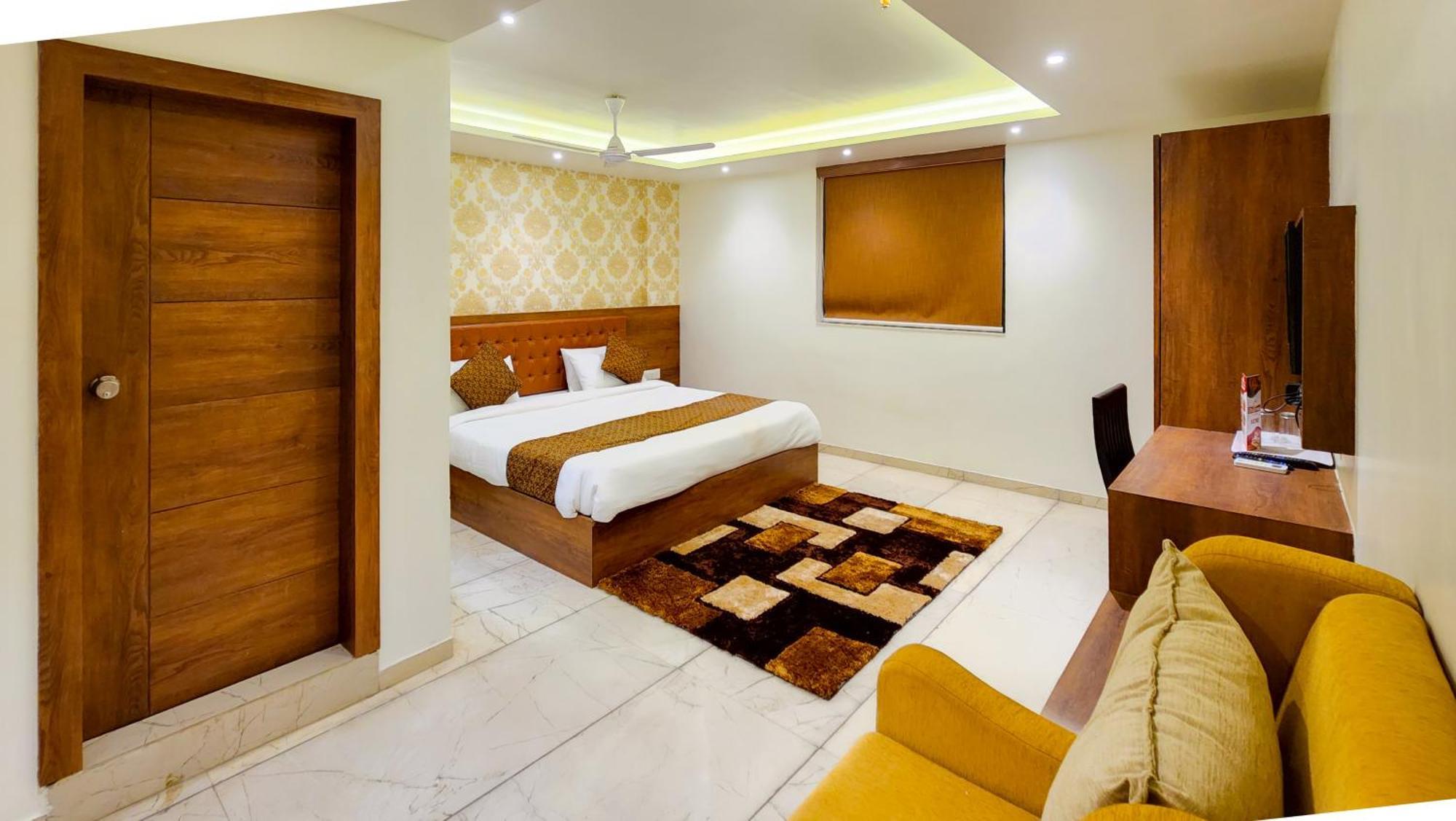 Hotel Nova Pride Раджкот Екстер'єр фото